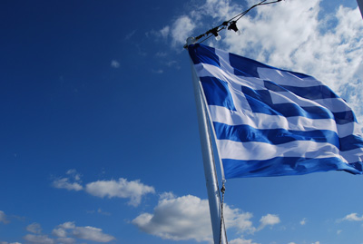 写真：ギリシャーの国旗と青空