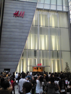 H&Mへの長蛇の列