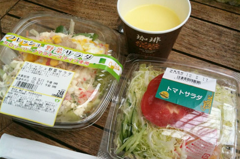 【ダイエット2日目】昼：サラダ×2、コーンスープ