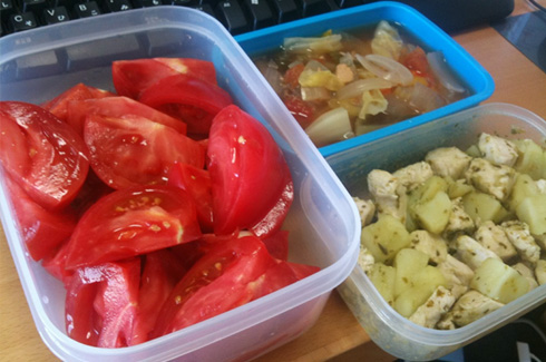 【ダイエット5日目】昼：脂肪燃焼スープ+トマト3コ＋鶏肉
