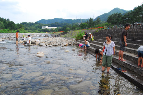 利根川で水遊び